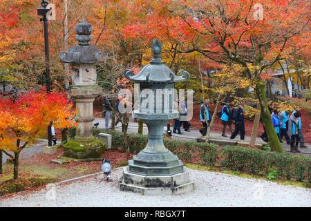 KYOTO, JAPAN - November 24, 2016: die Menschen besuchen Eikando Zenrinji Tempel in Kyoto, Japan. Die jodo Buddhismus Tempel stammt aus dem Jahr 853. Stockfoto