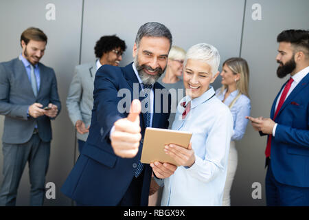Porträt eines lächelnden Gruppe von verschiedenen Corporate Kollegen Stockfoto