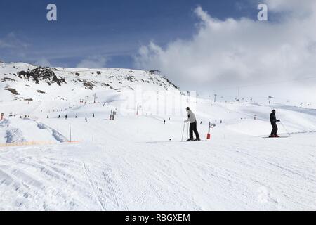 VALLOIRE, Frankreich - 24. MÄRZ 2015: Skifahrer den Schnee geniessen in Galibier-Thabor Station in Frankreich. Der Bahnhof ist in Valmeinier und Valloire entfernt und h Stockfoto