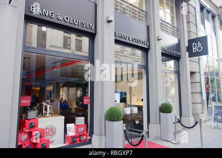 BERLIN, DEUTSCHLAND - 26. AUGUST 2014: Bang Olufsen Unterhaltungselektronik in Berlin. Bang & Olufsen ist eine Dänische High End Audio, TV und Telefon. Stockfoto