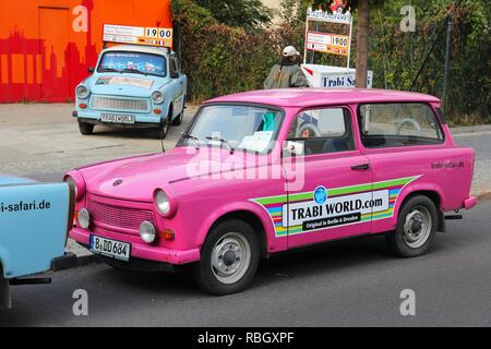 BERLIN, DEUTSCHLAND - 25. AUGUST 2014: Bunte Trabant 601 Autos in Berlin geparkt. 3,096,099 Trabant Autos produziert wurden trotz ihrer berüchtigten inefficienc Stockfoto