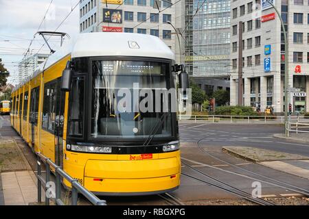 BERLIN, DEUTSCHLAND - 25 AUGUST, 2014: die Menschen fahren mit der Straßenbahn in Berlin. Berliner Straßenbahnen tragen einige 174 Mio. Fluggästen. Stockfoto