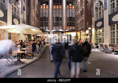 BERLIN, DEUTSCHLAND - 25 AUGUST, 2014: die Menschen besuchen alte Hackesche Höfe in Berlin. Die Jugendstil-architektur komplexe stammt aus dem Jahr 1906. Stockfoto