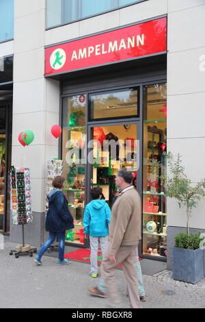 BERLIN, DEUTSCHLAND - 25 AUGUST, 2014: die Menschen besuchen Ampelmann Souvenir shop in Berlin. Ampelmann ist die Fußgängerampel Symbol in Berlin. Es war conceiv Stockfoto