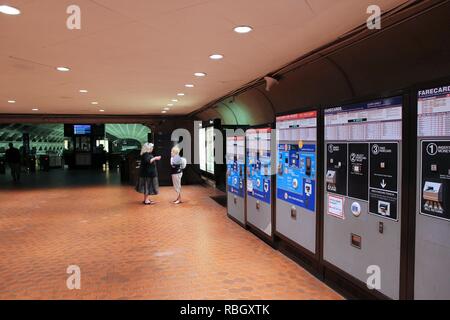 WASHINGTON, USA - Juni 14, 2013: Die Menschen in der U-Bahn Station in Washington laufen. Mit 212 Millionen an jährlichen Fahrten in 2012 Washington Metro ist die 3 busie Stockfoto