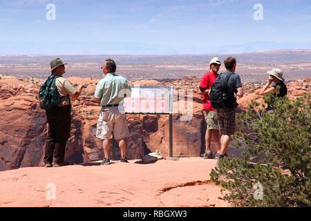 CANYONLANDS, Vereinigte Staaten - 22. JUNI 2013: Menschen Landschaft im Canyonlands National Park, USA bewundern. Mehr als 452.000 Menschen besuchten Canyonlands NP Stockfoto