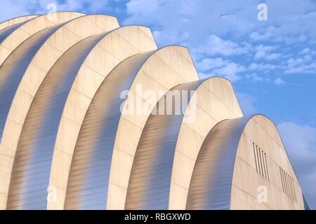 KANSAS CITY, USA - 25. JUNI 2013: Kauffman Center für Darstellende Künste Gebäude in Kansas City, Missouri. Berühmte Gebäude wurde im Jahr 2011 abgeschlossen. Stockfoto
