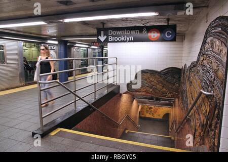 NEW YORK, USA - Juli 6, 2013: die Menschen Verlassen der Bahn am Museum für Naturkunde der U-Bahn Station in New York. Mit 1,67 Milliarden Euro jährliche Fahrten, New York City Stockfoto