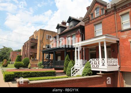 PITTSBURGH, USA - 30. JUNI 2013: Wohngebiet in Shadyside, Pittsburgh. Es ist die 2. größte Stadt von Pennsylvania mit 305,841 Einwohnern. Stockfoto