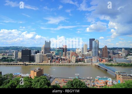 PITTSBURGH, USA - 29. JUNI 2013: Blick auf die Skyline von Pittsburgh. Es ist die 2. größte Stadt von Pennsylvania mit 305,841 Einwohnern. Stockfoto