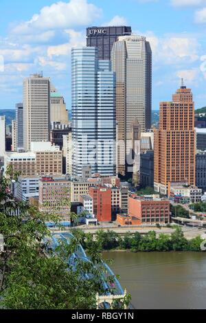 PITTSBURGH, USA - 29. JUNI 2013: Blick auf die Skyline von Pittsburgh. Es ist die 2. größte Stadt von Pennsylvania mit 305,841 Einwohnern. Stockfoto