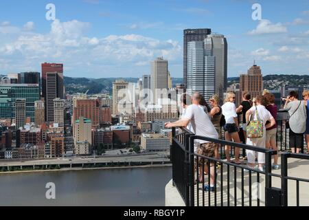 PITTSBURGH, USA - 29. JUNI 2013: die Menschen besuchen die Skyline blicken in Pittsburgh. Mit einer Bevölkerung von 306,211 Es ist die 2. größte Stadt in den USA stat Stockfoto