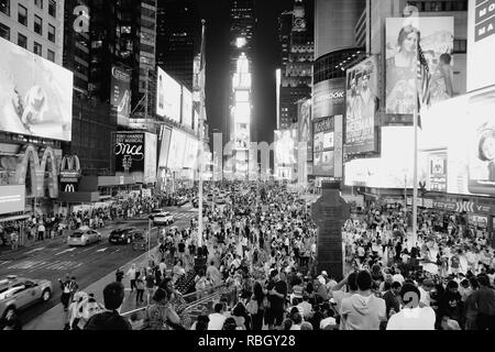 NEW YORK, USA - Juli 1, 2013: die Menschen in der Times Square in New York laufen. Der Times Square ist eine der bekanntesten Sehenswürdigkeiten der Welt. Mehr als 300,00 Stockfoto