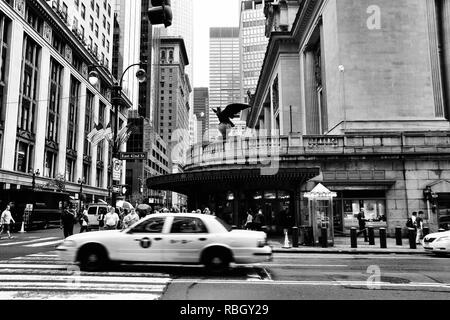 NEW YORK, USA - Juli 1, 2013: die Menschen geben Sie Grand Central Terminal in New York. Die Station besteht seit 1871. Es war Passagier fahrgastzahlen von 82 Mio. Stockfoto