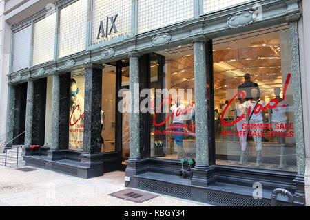 NEW YORK, USA - Juli 3, 2013: Armani Exchange Fashion Store in der 5th Avenue in New York. Giorgio Armani Group 1,8 Mrd EUR Umsatz in 2011. Stockfoto