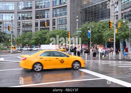 NEW YORK, USA - Juli 3, 2013: Taxi fährt am Columbus Circle in New York. Columbus Circle mit berühmten Time Warner Center Wolkenkratzer im Jahr 2003 abgeschlossen Stockfoto