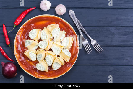 Köstliche lumaconi Nudeln essen mit Käse und Tomaten Sauce Stockfoto