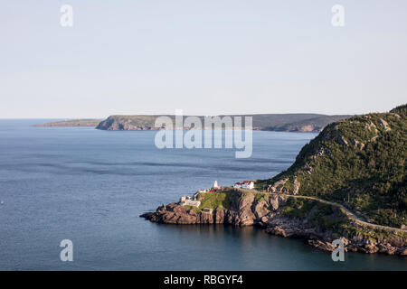 St. John's, Neufundland, Kanada - 14 August, 2018: Der Fort Amherst Leuchtturm und zerklüftete Landschaft des Cahill Punkt Gebiet von St. John's. Stockfoto