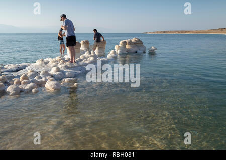 Israel, Totes Meer, Salz crystalization Verdunstung von Wasser verursacht. Eine Gruppe von Fotografen fotografieren der Szene Stockfoto