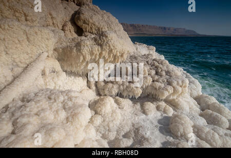 Kristallines Salz Felsen entlang der Küste des Toten Meeres, Israel. Stockfoto