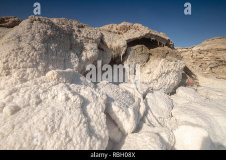 Israel, Totes Meer Salz Crystalization verursacht durch Wasserverdunstung Stockfoto