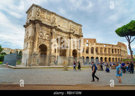 Rom, Italien, Oktober 04, 2018: Kolosseum und Konstantinsbogen in Rom Stockfoto