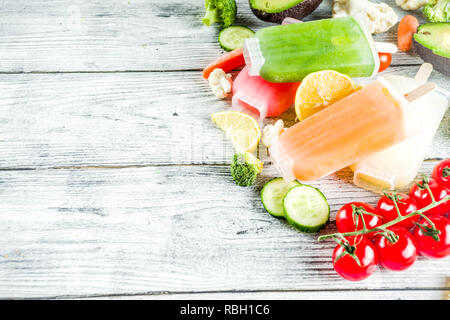 Trendy veganes Essen, Gemüse Eis Eis am Stiel, Avocado, Gurke, Tomate, Rüben, Karotten, Brokkoli, Blumenkohl creamy Gelato. Ernährung gesunde lifest Stockfoto