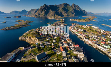 Luftaufnahme des Dorfes Henningsvær in Vågan auf den Lofoten in Norwegen, Europa. Zeigt auch den Festvågtinden Berg, einem lokalen Wahrzeichen. Stockfoto