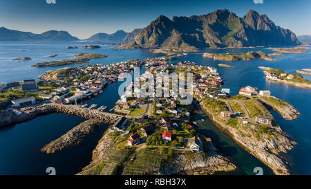 Luftaufnahme des Dorfes Henningsvær in Vågan auf den Lofoten in Norwegen, Europa. Zeigt auch den Festvågtinden Berg, einem lokalen Wahrzeichen. Stockfoto