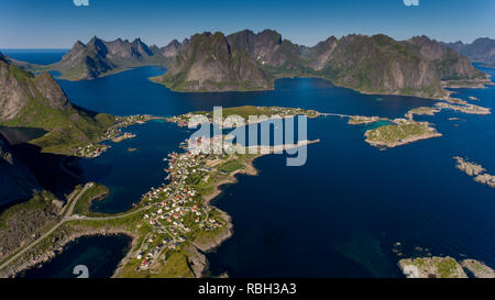 Luftaufnahme des Dorfes Reine auf Moskenesøya, die Lofoten in Norwegen, Europa. Stockfoto