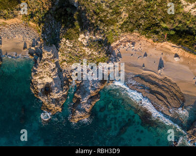 Luftaufnahme von Capo Vaticano, Kalabrien, Italien. Ricadi. Leuchtturm. Küste der Götter. Vorgebirge der kalabrischen Küste bei Sonnenuntergang. Zerklüftete Küste Stockfoto