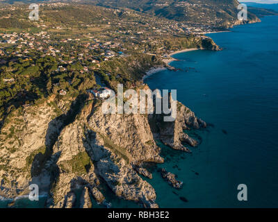 Luftaufnahme von Capo Vaticano, Kalabrien, Italien. Ricadi. Leuchtturm. Küste der Götter. Vorgebirge der kalabrischen Küste bei Sonnenuntergang. Zerklüftete Küste Stockfoto