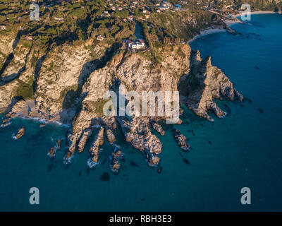 Luftaufnahme von Capo Vaticano, Kalabrien, Italien. Ricadi. Leuchtturm. Küste der Götter. Vorgebirge der kalabrischen Küste bei Sonnenuntergang. Zerklüftete Küste Stockfoto