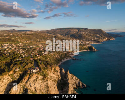 Luftaufnahme von Capo Vaticano, Kalabrien, Italien. Ricadi. Leuchtturm. Küste der Götter. Vorgebirge der kalabrischen Küste bei Sonnenuntergang. Zerklüftete Küste Stockfoto