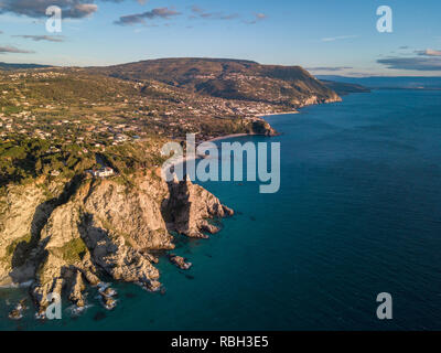 Luftaufnahme von Capo Vaticano, Kalabrien, Italien. Ricadi. Leuchtturm. Küste der Götter. Vorgebirge der kalabrischen Küste bei Sonnenuntergang. Zerklüftete Küste Stockfoto