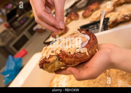 Gebäck in einem Sydney, Australien Bäckerei in den frühen Morgenstunden zum Verkauf an diesem Tag Stockfoto