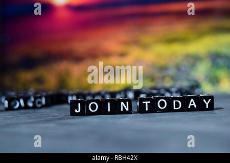 Melden Sie sich noch heute auf Holzblöcken. Kreuz verarbeitete Bild mit bokeh Hintergrund Stockfoto