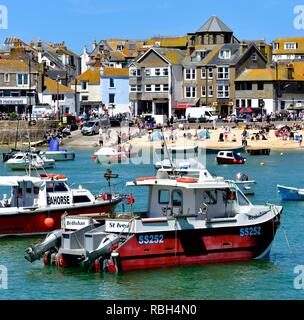 Fischerboote in den Hafen von St Ives, Cornwall, England, Großbritannien Stockfoto