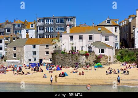 Menschen urlauber Sonnenbaden am Strand in St Ives, Cornwall, England, Großbritannien Stockfoto