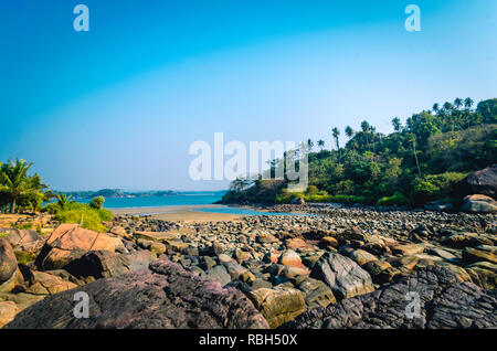 Stand oben auf dem Felsen von Palolem Beach in Goa, Indien Stockfoto