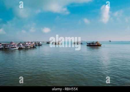 Boote im Hafen in der Nähe des Gateway of India in Mumbai verankert. Stockfoto