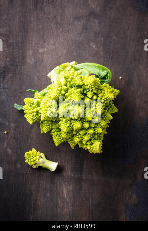 Romanesco Brokkoli auf dunklem Hintergrund Stockfoto