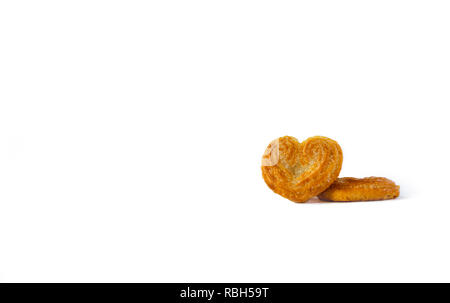 Herzförmige Plätzchen auf einem weißen Hintergrund für den Valentinstag Stockfoto