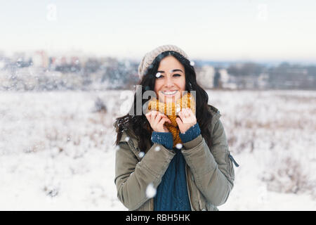 Herz schmelzen winter Porträt der hübsche junge Frau genießen Winter, Ferien, Schnee, Urlaub und ihr bequem, schöne Kleidung und eine warme Wollmütze Schweiß Stockfoto