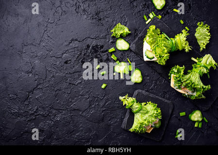Low Carbs ketogenic Burritos in Kopfsalat gewickelt Stockfoto