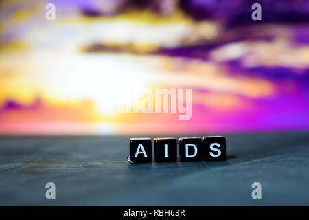 AIDS auf Holzblöcken. Kreuz verarbeitete Bild mit bokeh Hintergrund Stockfoto
