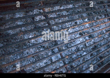 Closeup Schuß von Grill Ausrüstung. Verbrennungen und Rost Stecken auf den Stahl Griller. Kohle und Asche Rückstände in Grube Platte. Kochen im Freien von Grilli Stockfoto