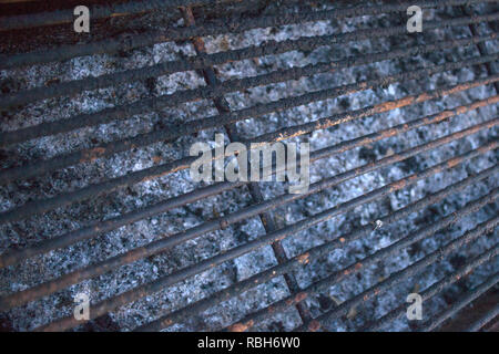 Kochen im Freien, Grillen. Leere verkohlten Grill Gitter, die Reinigung. Rost und Verbrennungen klemmt auf der Stahl Griller. Asche und Kohle Rückstände in Grube Pl Stockfoto