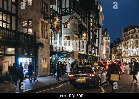 London, Großbritannien - 05 Januar, 2019: Menschen und Autos vor der Freiheit Kaufhaus in Oxford Circus, London, am Abend. 1875 eröffnet, ist es Fa Stockfoto