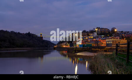 Nachtansicht von Clifton Suspension Bridge und Avon Gorge aus der Nähe der Cumberland Basin, Bristol, Großbritannien Stockfoto